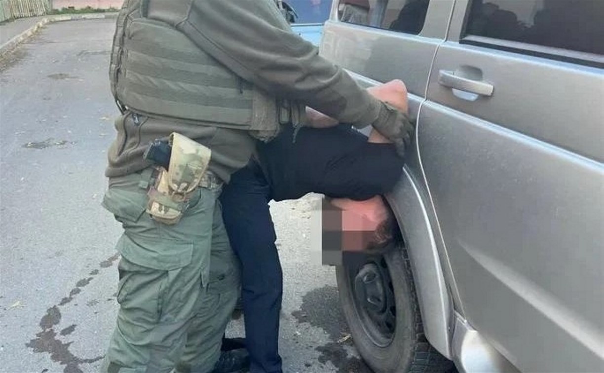 "В бегах был неделю": появились кадры задержания сахалинца, напавшего на полицейских 