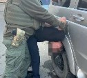 "В бегах был неделю": появились кадры задержания сахалинца, напавшего на полицейских 