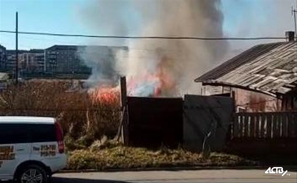 В Корсакове горит одноэтажный дом