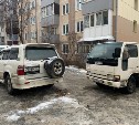 Очевидцев аварии во дворе дома по улице Поповича ищут в Южно-Сахалинске