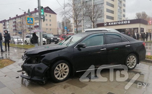 Учебный автомобиль попал в жёсткое ДТП в Южно-Сахалинске
