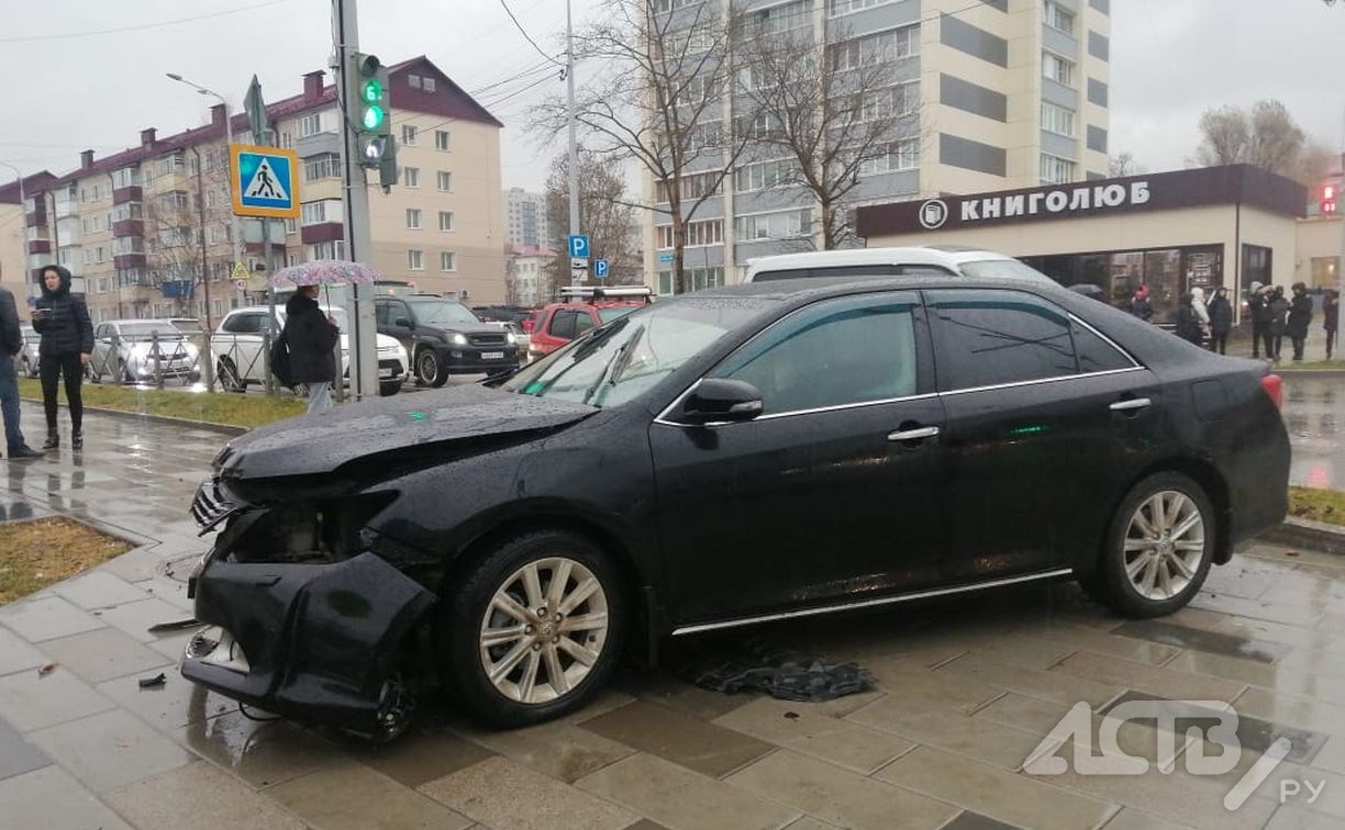 Учебный автомобиль попал в жёсткое ДТП в Южно-Сахалинске
