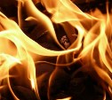 Мусор в расселенном доме загорелся к Охе 