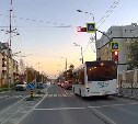 "А так можно было?": автобус в Южно-Сахалинске пролетел "зебру" на красный