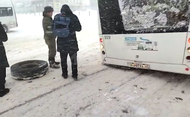 У южно-сахалинского автобуса маршрута № 10 отвалилось колесо