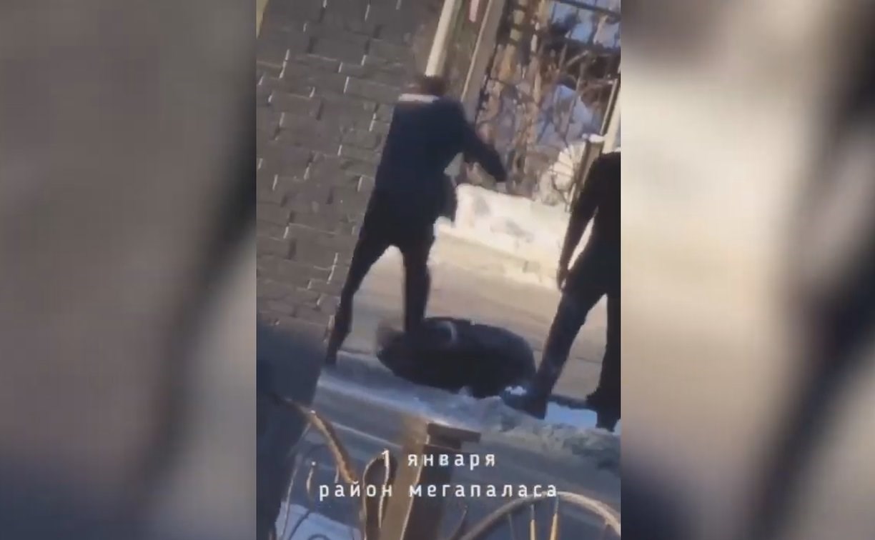 В Южно-Сахалинске упавшего парня несколько раз жестоко пнули в голову