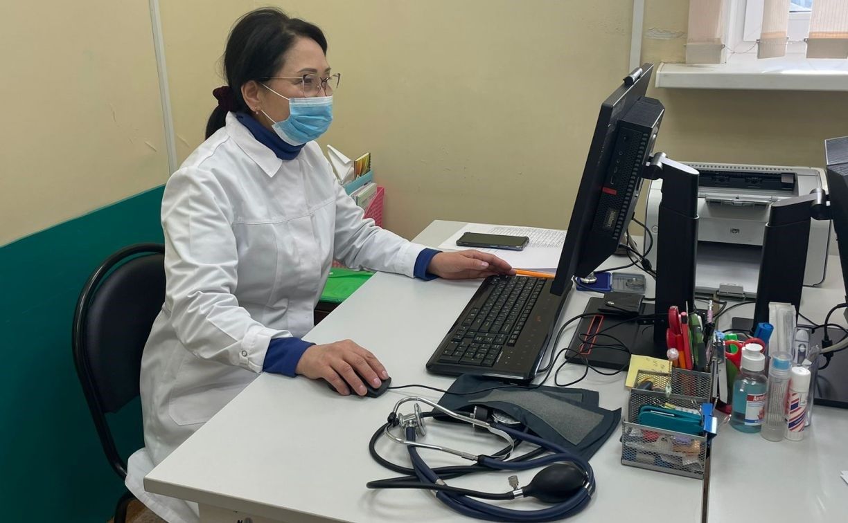 40 врачей в составе мобильных бригад принимают пациентов в районах Сахалинской области
