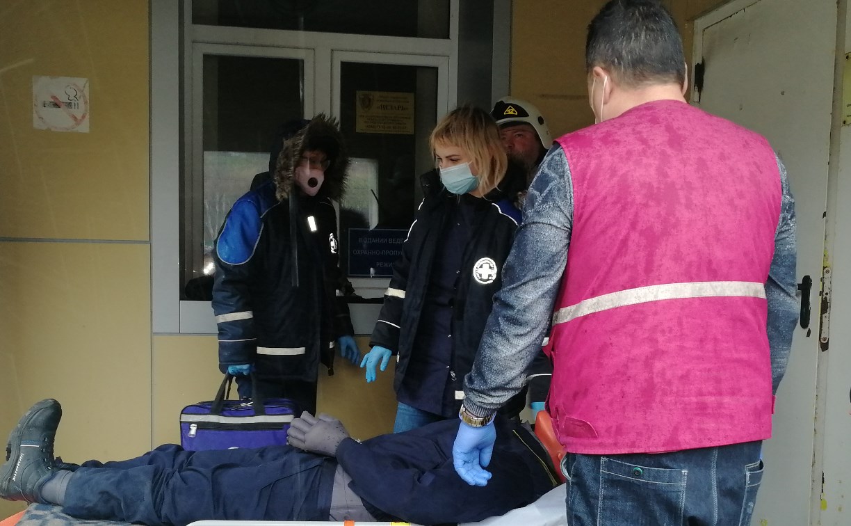 В Невельске силовики под дождем спасали поликлинику от террористов