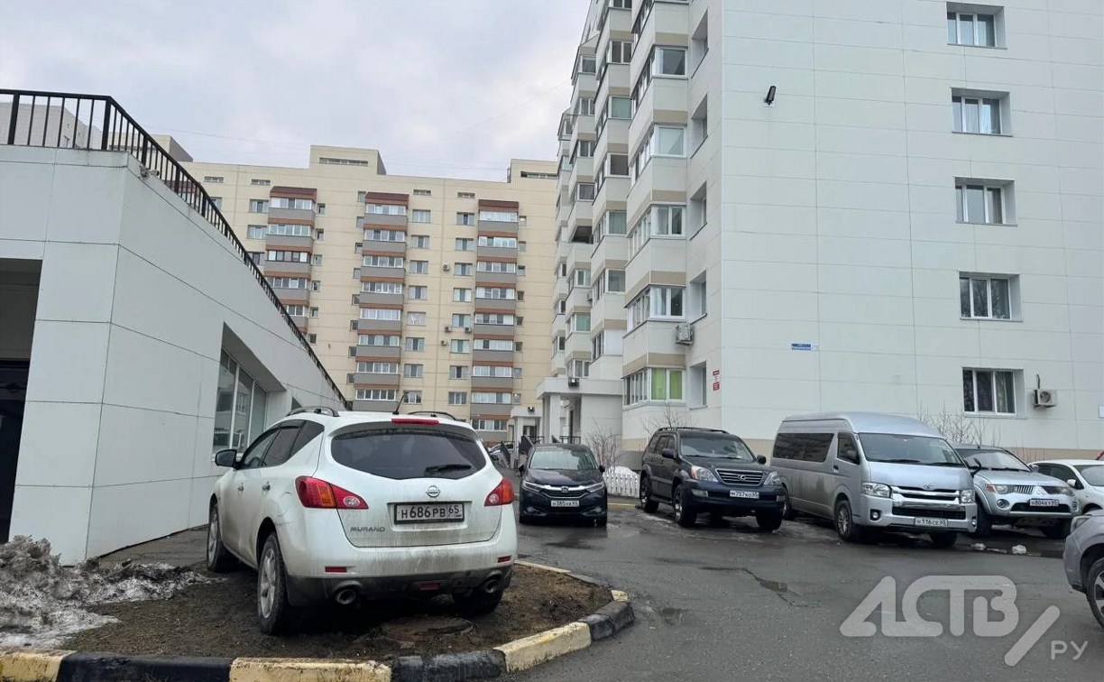 Автохамы в Южно-Сахалинске превращают дворы в грязевое месиво 