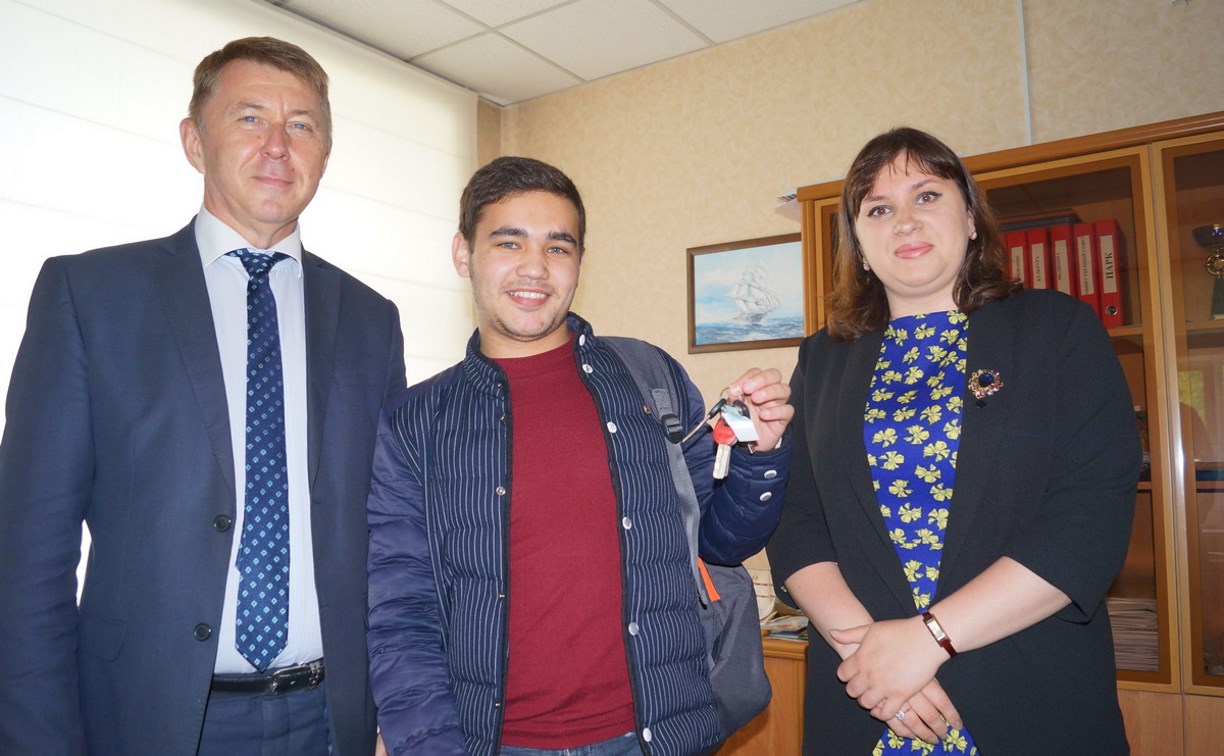 Ключи от первой в этом году квартиры для сирот вручили в Корсакове