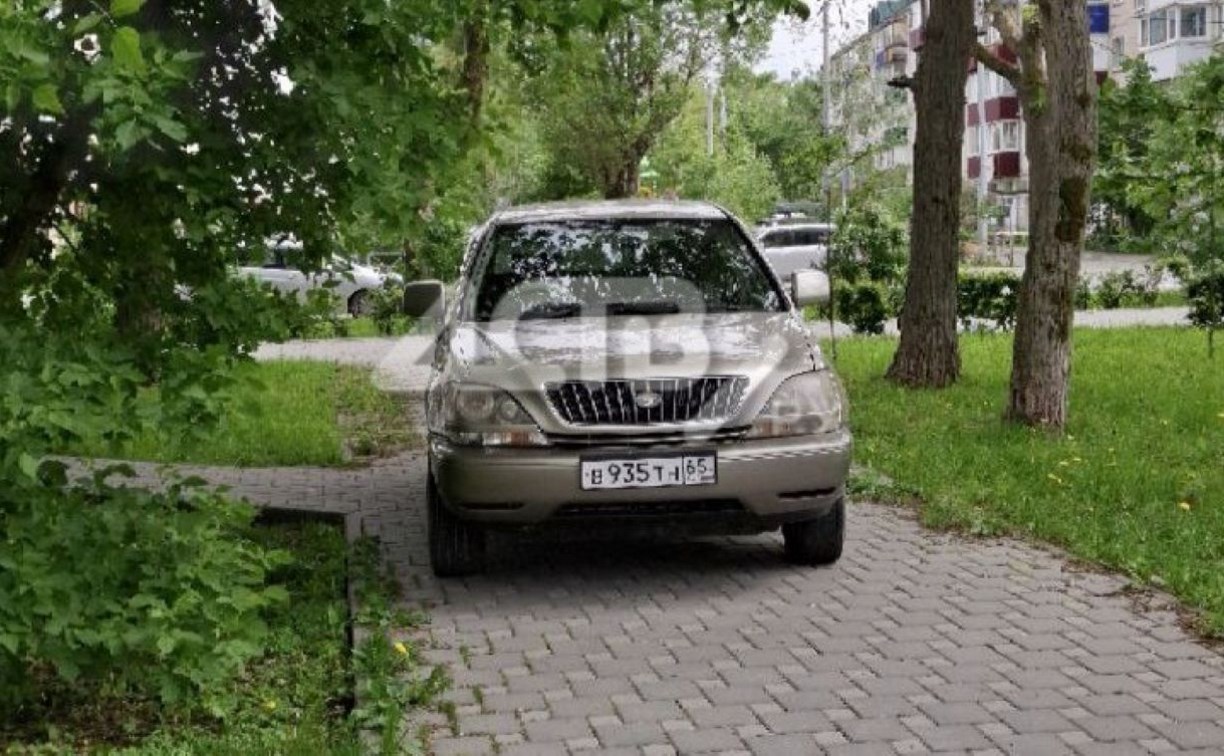 Автохам припарковал свой автомобиль прямо на тротуаре в Южно-Сахалинске