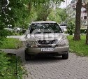 Автохам припарковал свой автомобиль прямо на тротуаре в Южно-Сахалинске