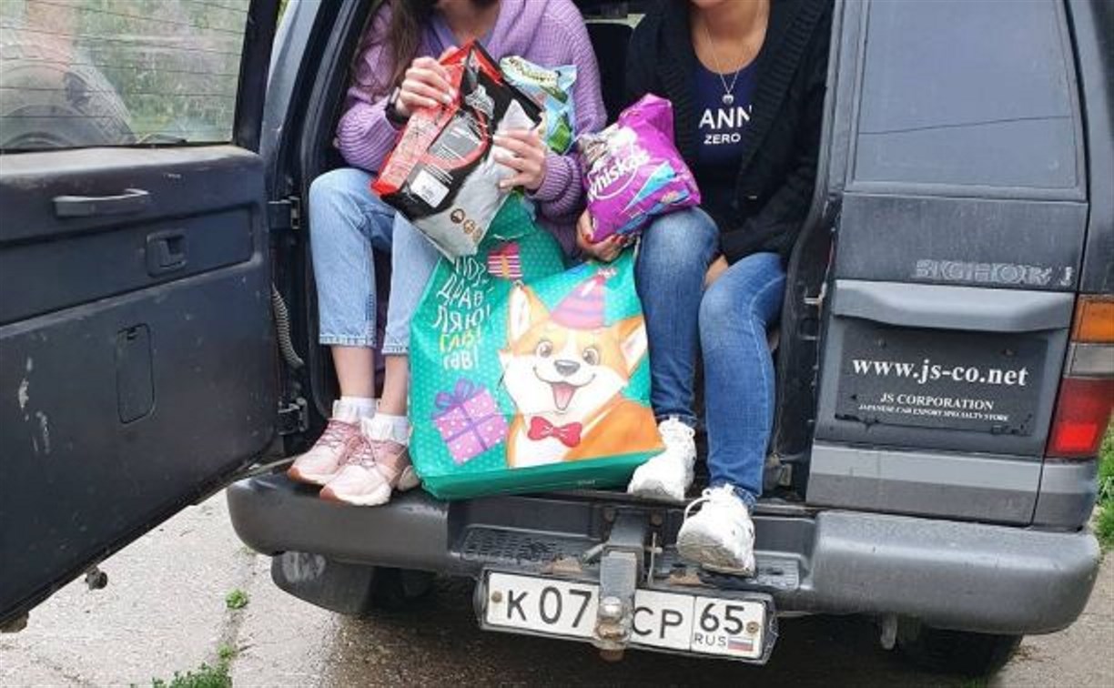 На Сахалине молодожёнам на свадьбе вместо цветов дарили мешки с собачьим кормом