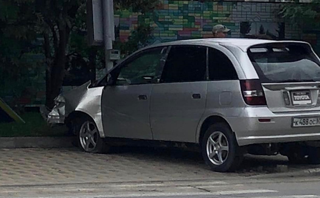 Автомобиль снес ограждение и дорожный знак возле городского парка в Южно-Сахалинске