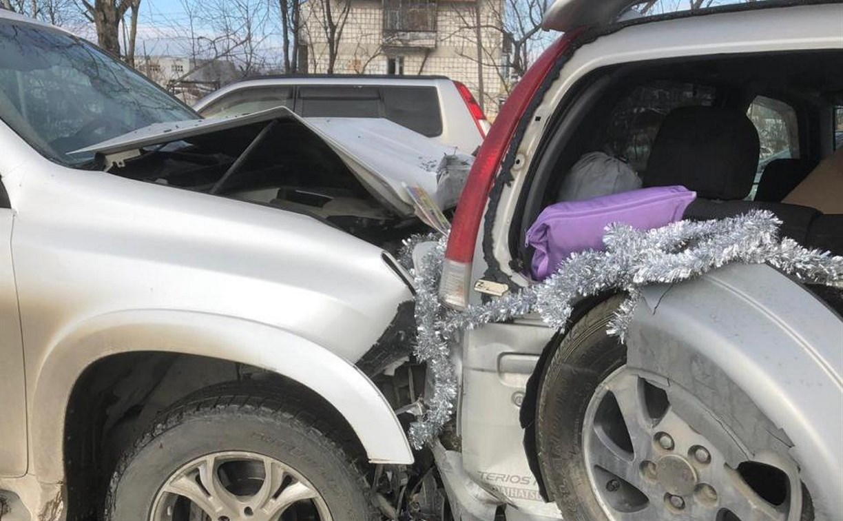 Водитель пострадал в аварии на окраине Южно-Сахалинска