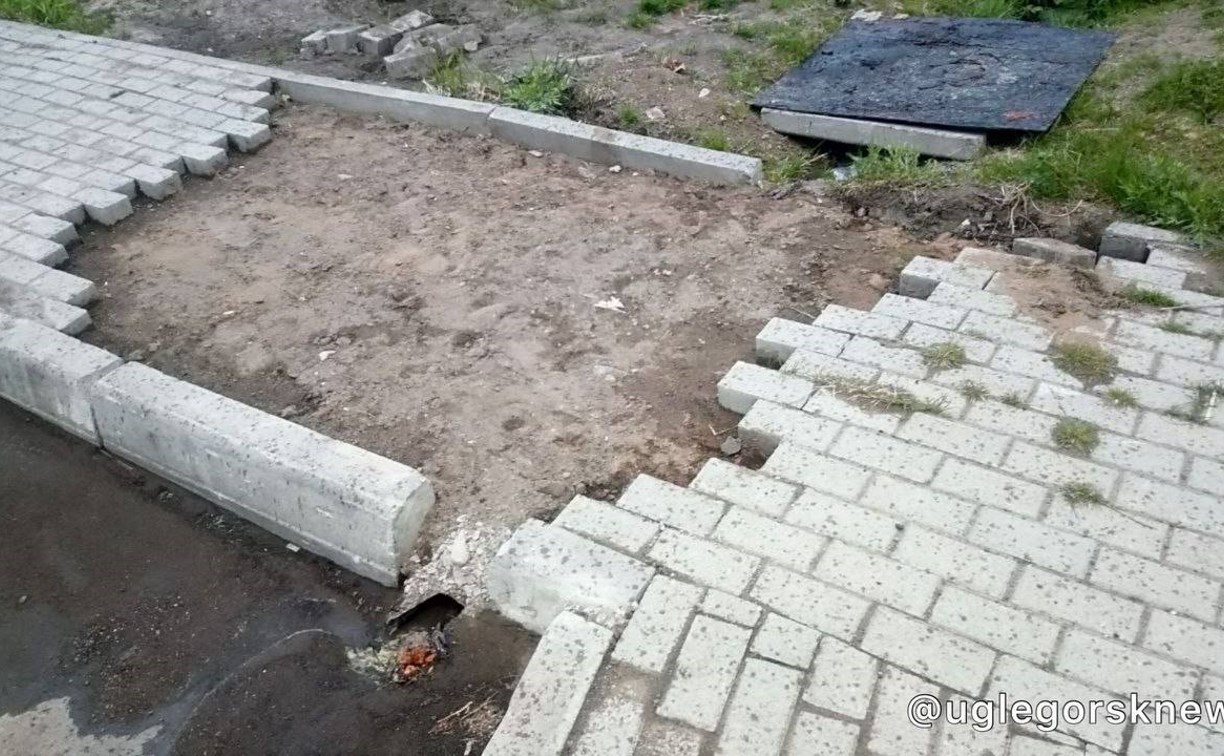 Побойтесь бога: неизвестные разобрали тротуар у храма на Сахалине