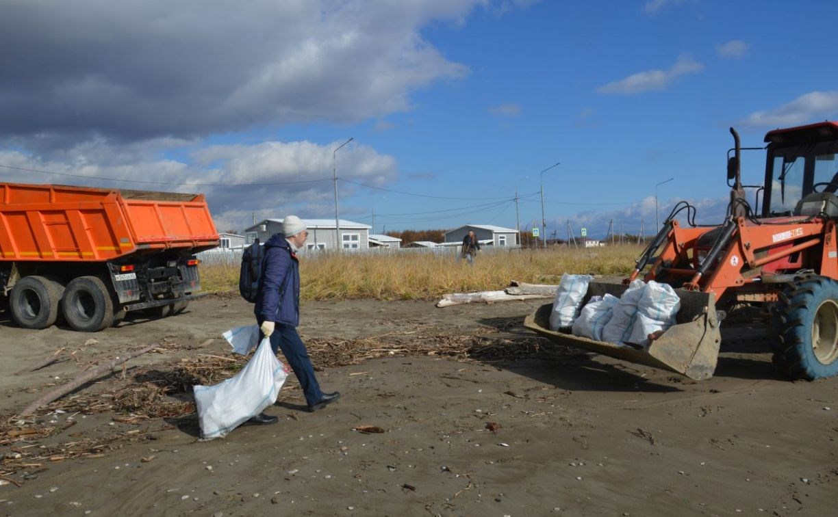 Сахалинские энергетики вывезли 60 мешков мусора с побережья