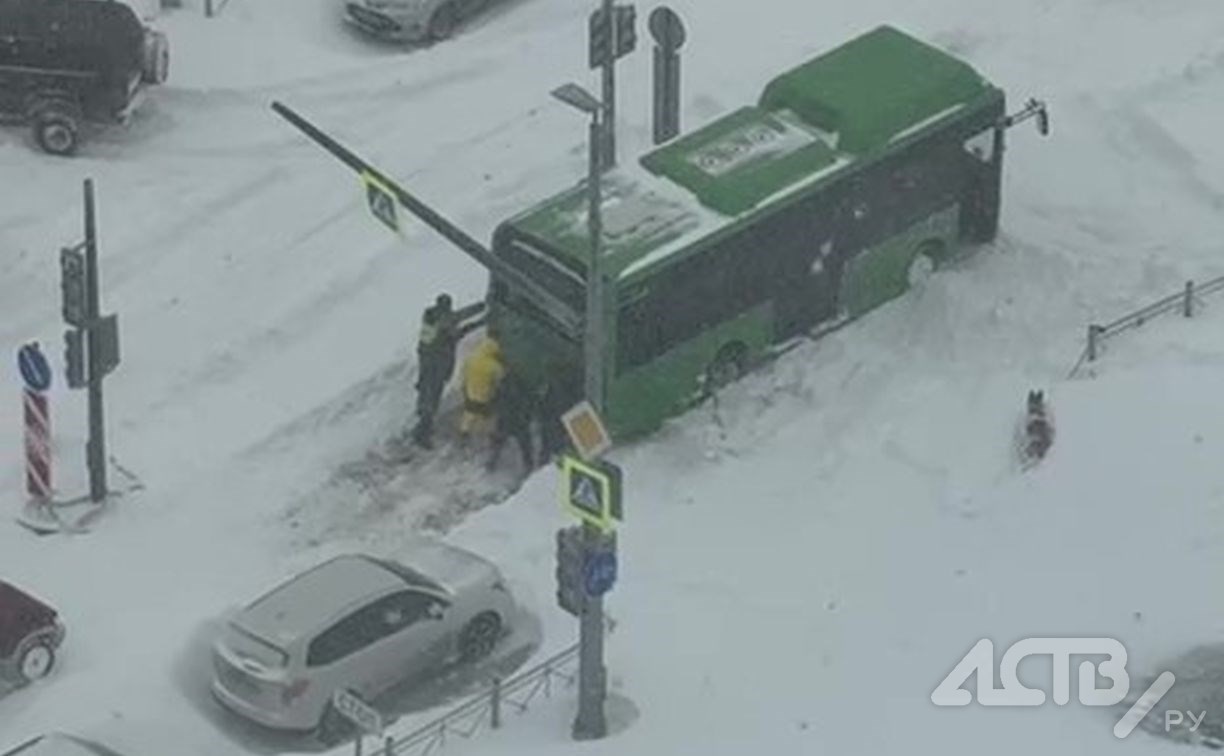 Суровые сахалинские мужчины руками толкали рейсовый автобус в метель 8 марта