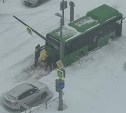 Суровые сахалинские мужчины руками толкали рейсовый автобус в метель 8 марта