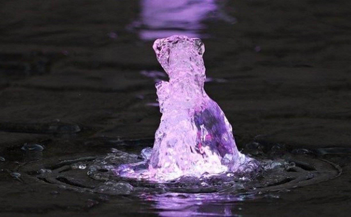 Пьяный мужчина устроил ночной заплыв в фонтане на площади Ленина в Южно-Сахалинске