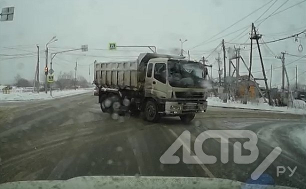 Почти полицейский разворот исполнил большегруз при выезде со снежного полигона в Южно-Сахалинске