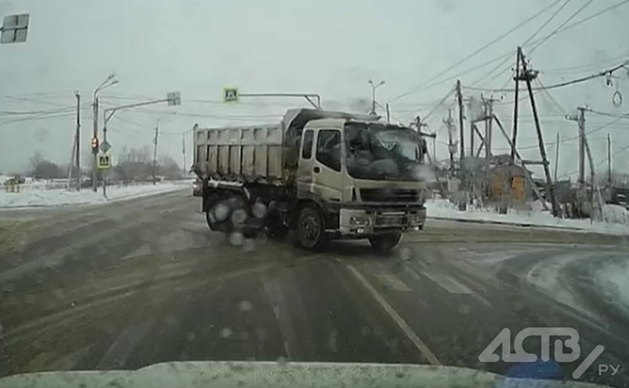 Почти полицейский разворот исполнил большегруз при выезде со снежного полигона в Южно-Сахалинске 