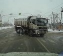 Почти полицейский разворот исполнил большегруз при выезде со снежного полигона в Южно-Сахалинске 