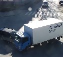 Кроссовер и грузовик столкнулись на перекрёстке в Южно-Сахалинске
