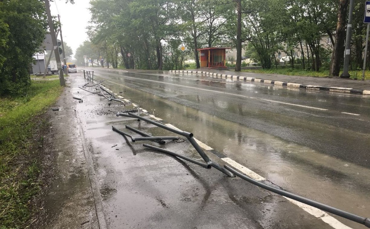 Несколько метров дорожного ограждения "скосил" внедорожник в Троицком