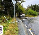 Водитель сбежал, бросив пострадавшего: большегруз перевернулся по пути на "Горный Воздух" в Южно-Сахалинске 