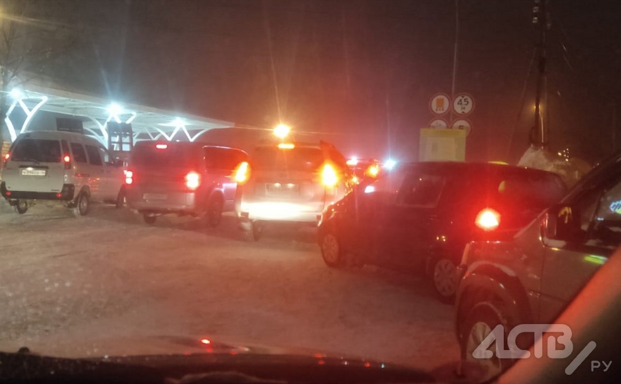 Автомобилисты Сахалина страдают от огромных очередей на местных АЗС