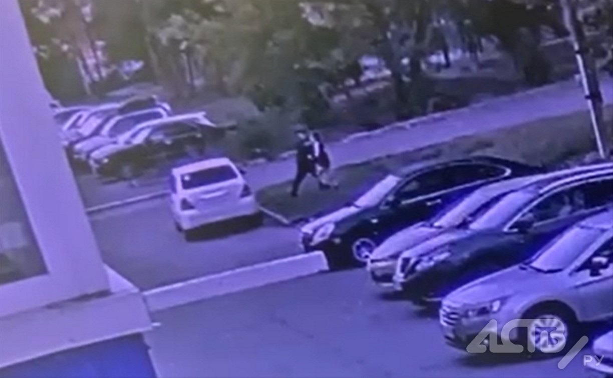 Появились кадры нападения пьяного мужчины на 8-летнего мальчика в Южно-Сахалинске 