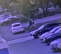 Появились кадры нападения пьяного мужчины на 8-летнего мальчика в Южно-Сахалинске 