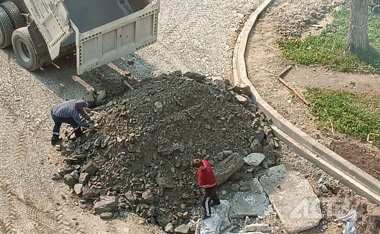 Строительный мусор "похоронили" во дворе Южно-Сахалинска во время ремонта