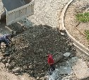 Строительный мусор "похоронили" во дворе Южно-Сахалинска во время ремонта