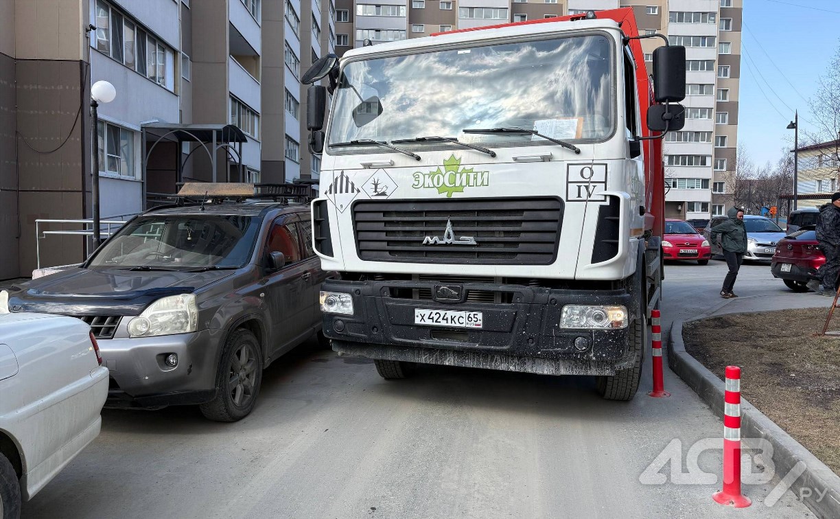 Весна пришла: во дворах Южно-Сахалинска "выросли" столбики 