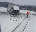 Грузовой автомобиль столкнулся с пассажирским поездом на Сахалине 