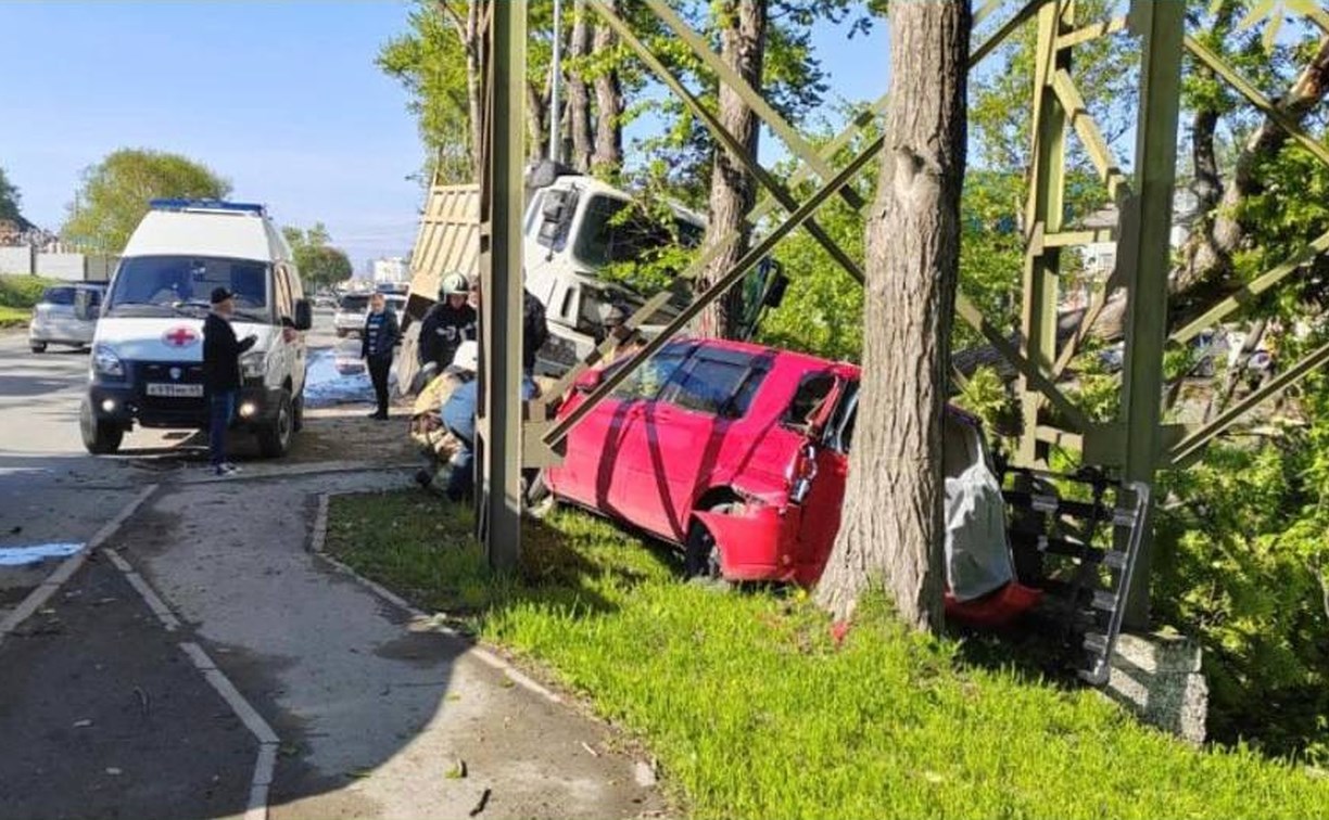Hyundai Gold врезался в припаркованные машины: ГИБДД озвучила подробности смертельного ДТП в Корсакове