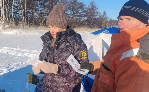 Инспекторы СКТУ напомнили сахалинцам, какого размера рыбу можно ловить на льду