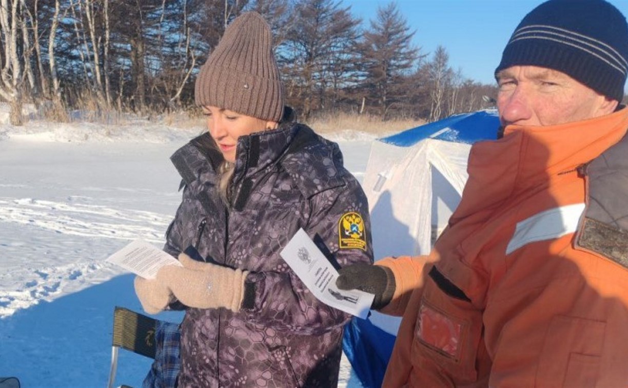 Инспекторы СКТУ напомнили сахалинцам, какого размера рыбу можно ловить на льду
