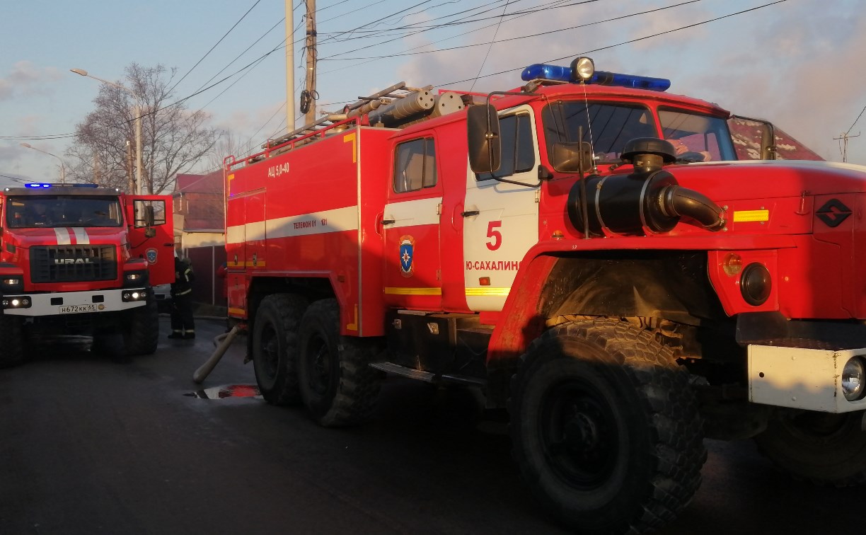 Крышу частного дома потушили пожарные Южно-Сахалинска