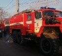 Крышу частного дома потушили пожарные Южно-Сахалинска