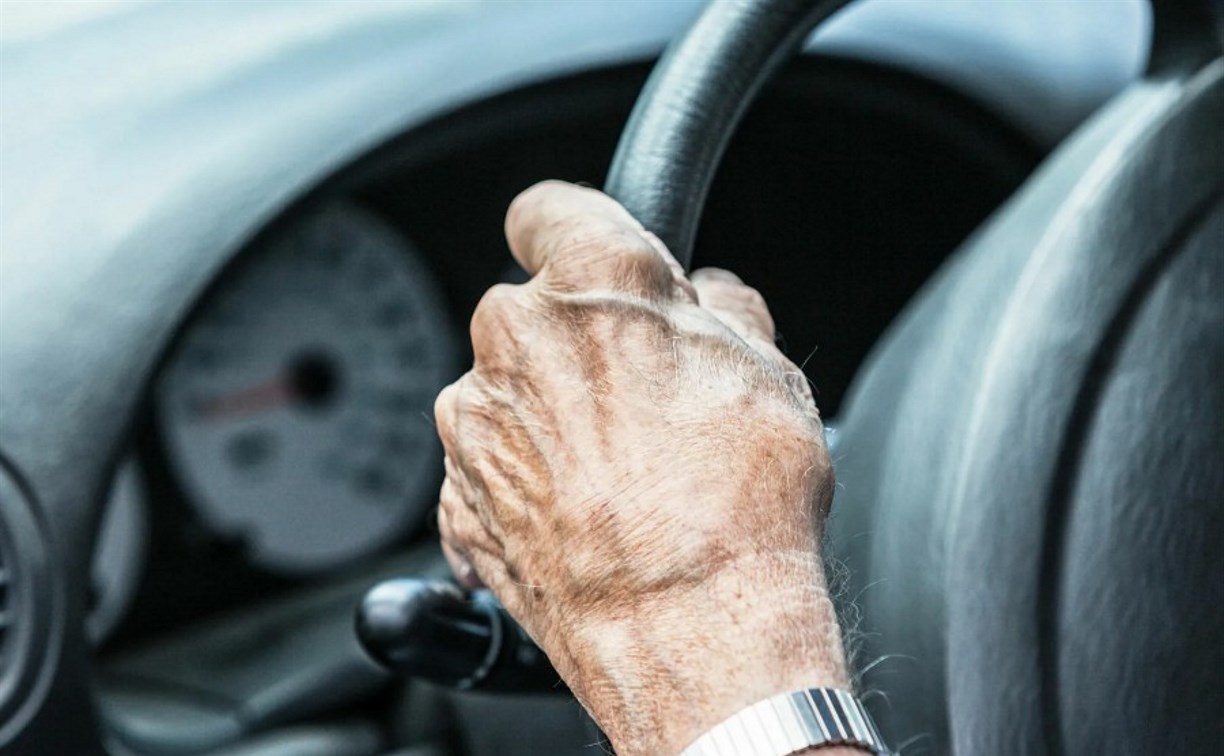 66-летний сахалинец не смог пересдать экзамен и купил водительские права в интернете