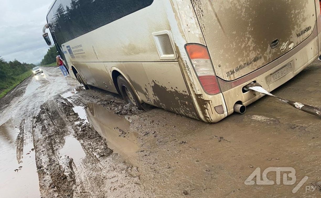Пассажирский автобус увяз в "болоте" на юге Сахалина