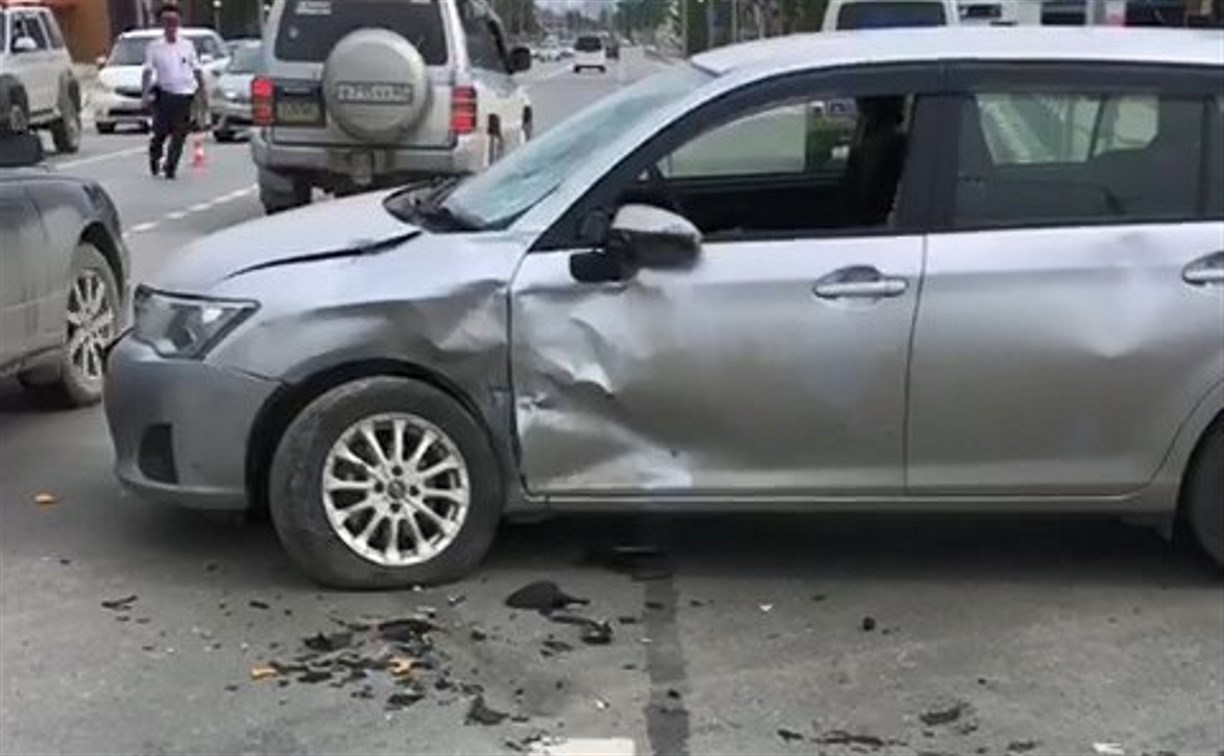 Очевидцев столкновения Toyota Corolla Fielder и мотоцикла разыскивают в Южно-Сахалинске