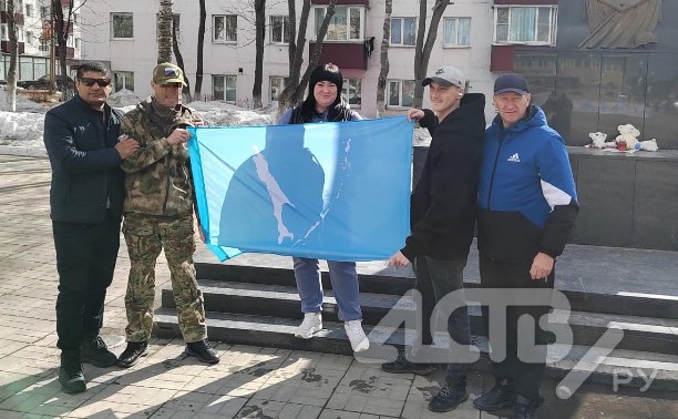 Корсаковские таксисты на свои деньги закупили флаги Сахалинской области для бойцов СВО