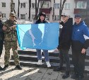 Корсаковские таксисты на свои деньги закупили флаги Сахалинской области для бойцов СВО