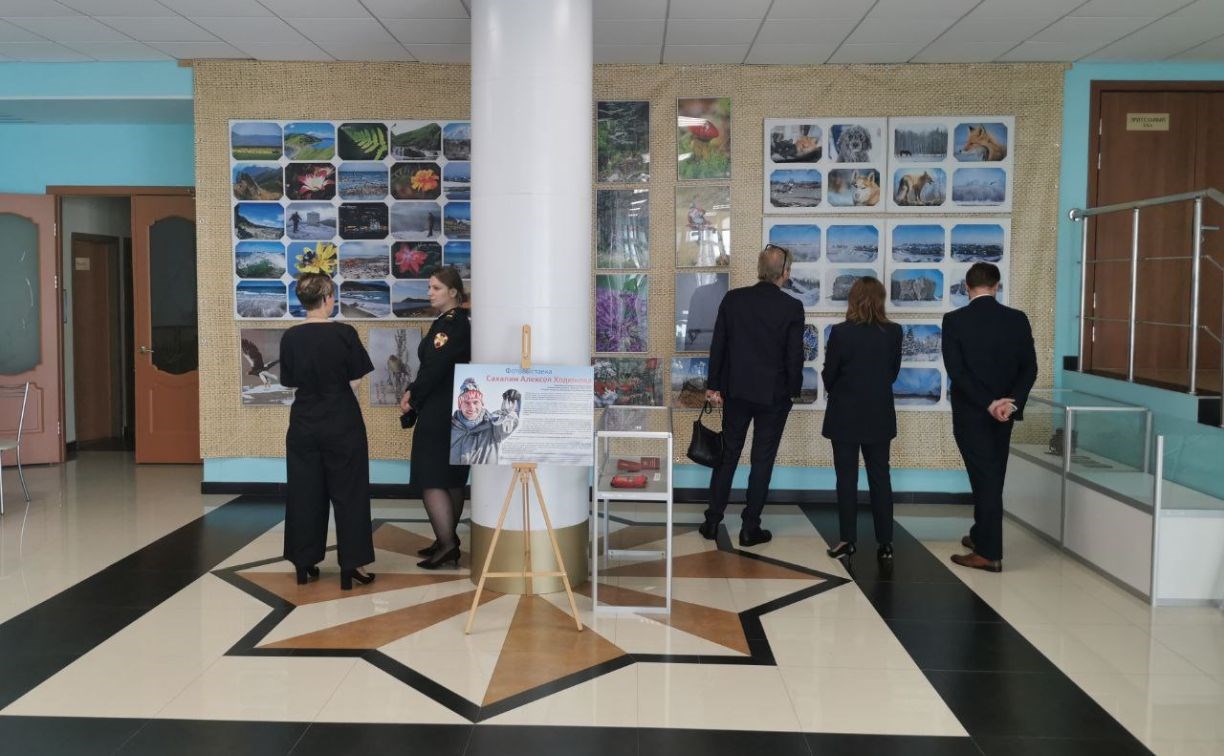 "Мечтал попасть на Курилы": фотовыставка погибшего в зоне СВО сахалинца открылась на Итурупе