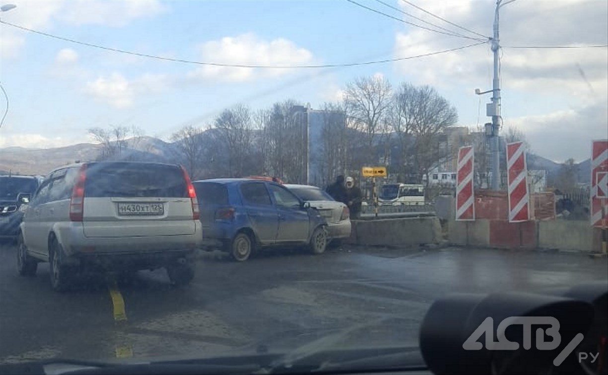 Столкнувшиеся на объездном проезде автомобили спровоцировали пробку в Южно-Сахалинске