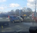 Столкнувшиеся на объездном проезде автомобили спровоцировали пробку в Южно-Сахалинске